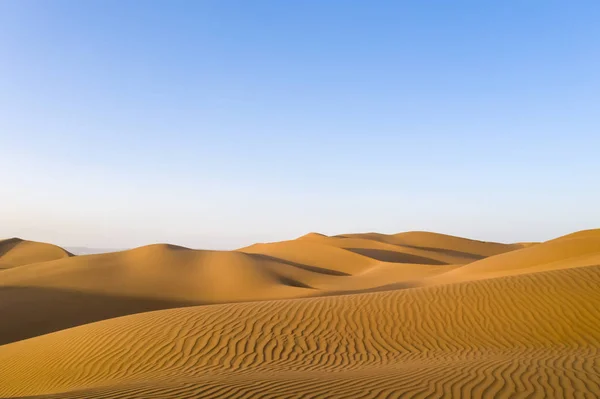 金色沙丘在日落 沙漠风景 剪裁路径包括 — 图库照片