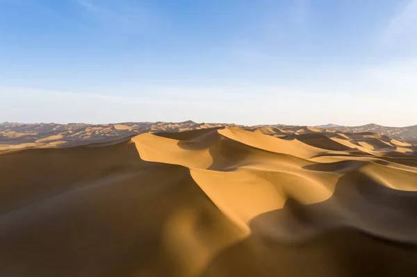 砂漠の砂丘に輝き夕日夕暮れの風景 — ストック写真