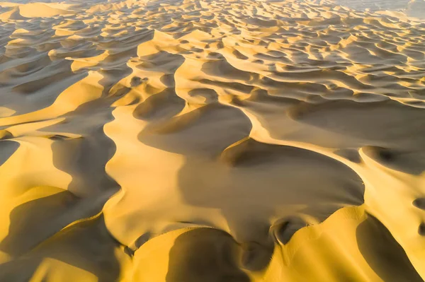 黄金色の砂丘で砂漠の風景の空撮背景テクスチャ — ストック写真
