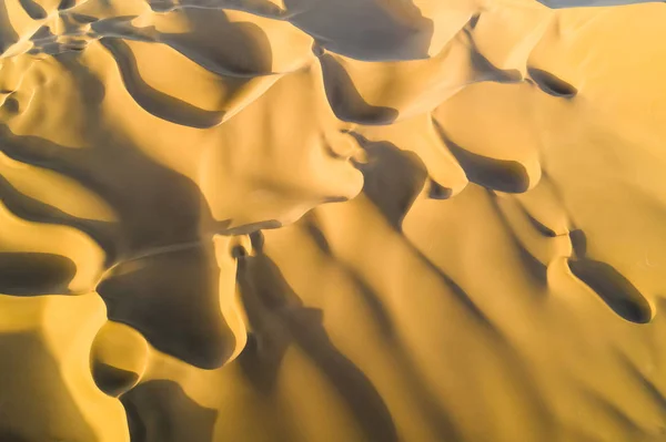 Widok Lotu Ptaka Pustynny Krajobraz Zachód Słońca Złotych Wydmach Tło — Zdjęcie stockowe