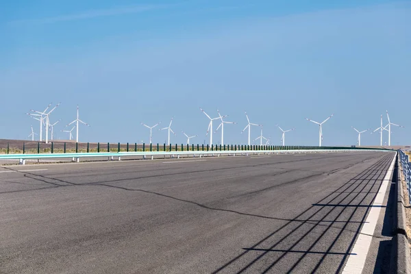 Leere Autobahn Über Wildnis Und Saubere Energie Der Windkraft Hintergrund — Stockfoto