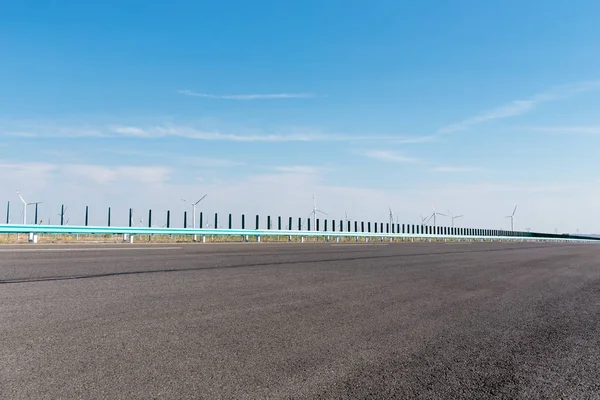 Freeway Wind Boerderijen Asfaltweg Met Schone Energie Achtergrond — Stockfoto