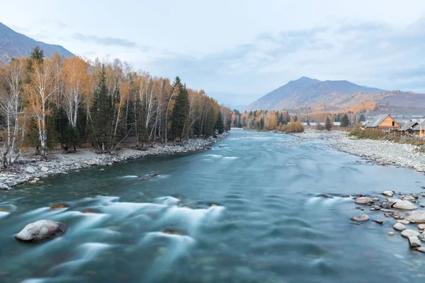 Красивая Река Хему Осенью Синьцзян Хему Деревня Kanas Живописный Район — стоковое фото