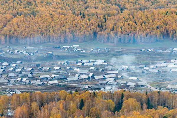 秋の森の美しい Hemu 村煙キッチン のどかな牧歌的な風景 中国から螺旋状に — ストック写真