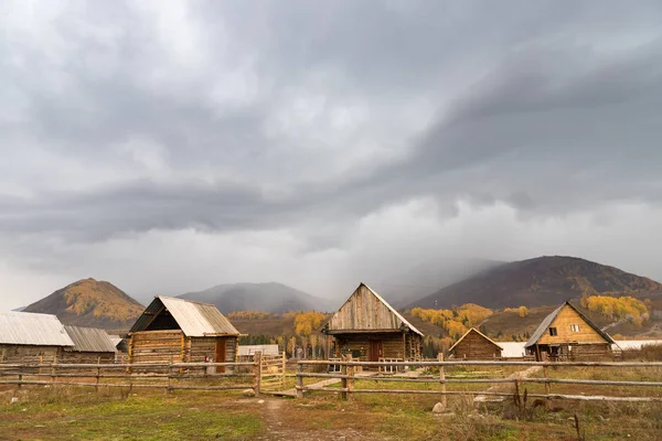 Hemu Villaggio Paesaggio Casetta Legno Autunno Con Tempo Tempestoso Xinjiang — Foto Stock