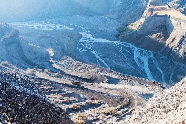강바닥과 Anjihai 그랜드 중국에서에서 구불구불한 산악도로 — 스톡 사진