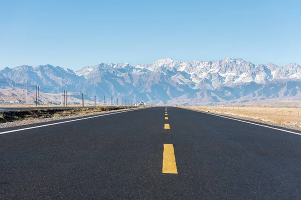 Motorvägen Och Snö Berg Vägen Genom Grand Canyon Xinjiang Anjihai — Stockfoto