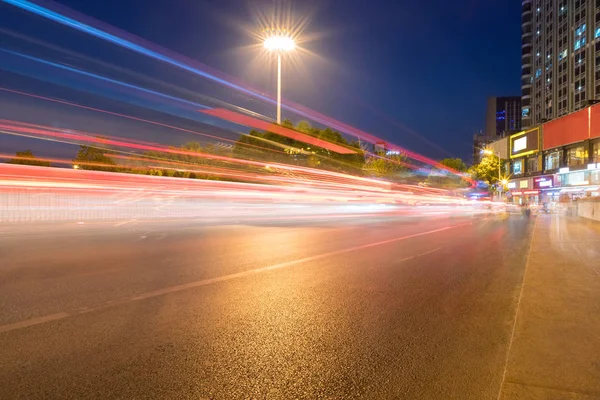 Sentieri Leggeri Sulla Strada Della Città Scena Notturna Urbana — Foto Stock