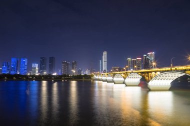 gece sahne changsha, güzel xiangjiang nehir ve turuncu ada Köprüsü, Çin