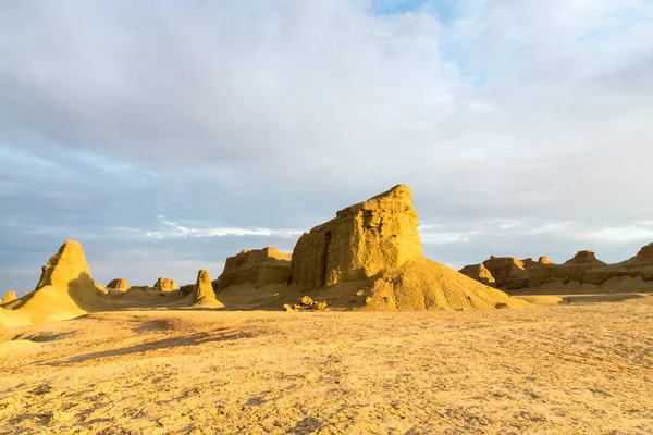 黄昏的新疆风蚀地貌景观 美丽的世界鬼城卡拉迈 — 图库照片
