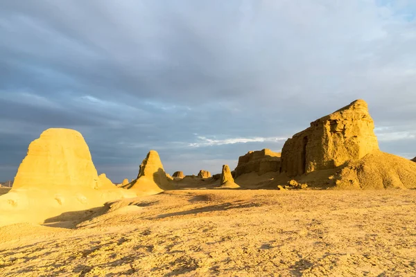 日落照耀在风蚀地貌上 美丽的新疆鬼城卡拉迈 — 图库照片