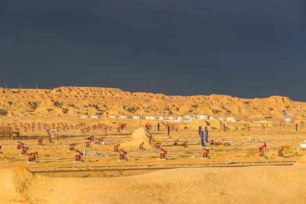 Wietrznego Miasta Pól Naftowych Zachód Słońca Karamay Xinjiang Chiny — Zdjęcie stockowe