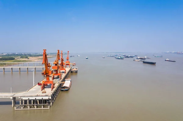 Vista Aérea Cais Carga Guindastes Portuários Paisagem Transporte Rio Yangtze — Fotografia de Stock