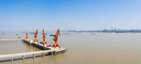内河现代货运码头全景 码头起重机和扬子江景观 — 图库照片