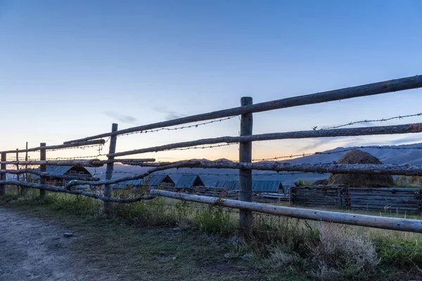 Houten Hek Xinjiang Baihaba Dorp Zonsondergang Primitieve Natuurlijke Tsjechische Landschap — Stockfoto