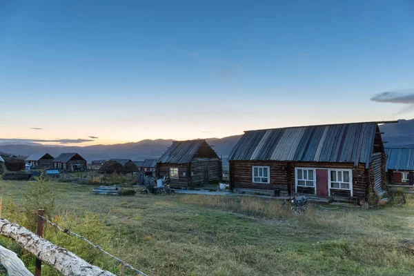 Casetta Legno Calar Della Notte Villaggi Primitivi Paesaggio Dello Xinjiang — Foto Stock