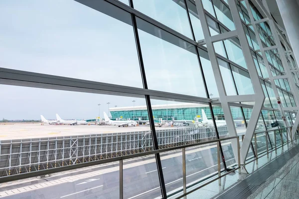 近代的な空港のシーン ターミナルの窓の外の景色 — ストック写真