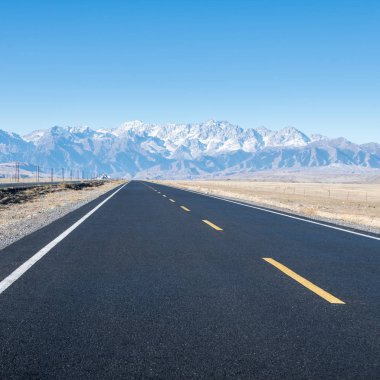 yol ve kar Dağları arka planda sincan