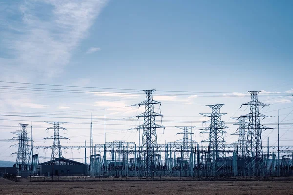 変電所と青い空を背景に電気の塔の分布 — ストック写真