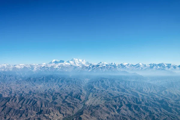 新疆自治区天山景观鸟图 雪山和土地纹理 — 图库照片