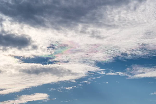 五颜六色的云在天空中 七色的云是由阳光和云中的冰晶结构引起的自然现象 — 图库照片