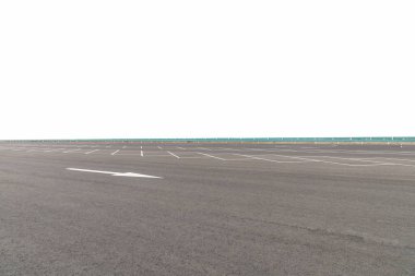 Asfalt yol yüzeyi beyaz kırpma yoluyla izole otoyolu yakınında park çok üzerinde