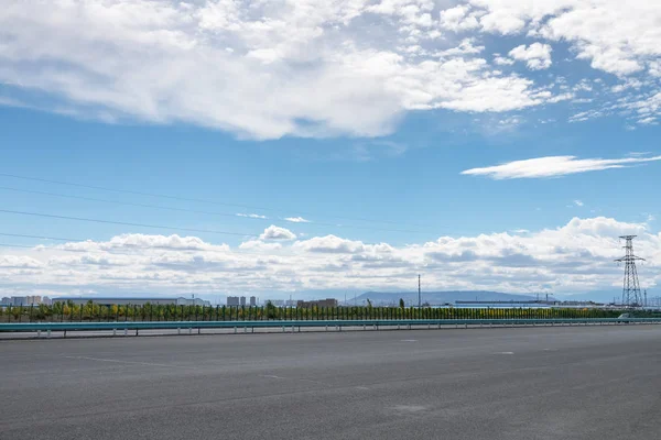 Autostrada vuota contro un cielo soleggiato — Foto Stock