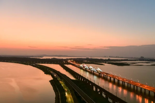 Göl ve gece Bridge'de — Stok fotoğraf