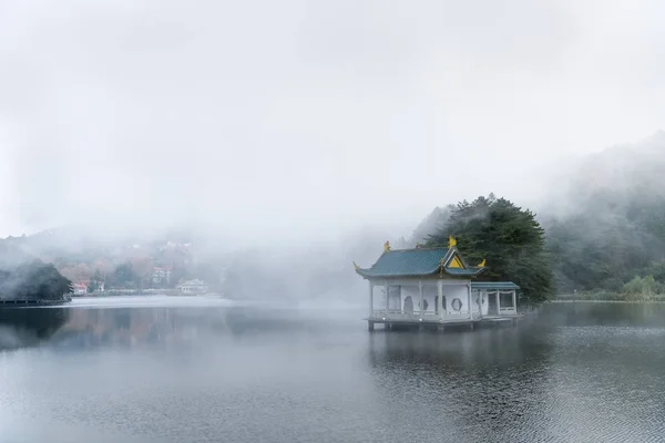 Nuvole e nebbia sul lago — Foto Stock