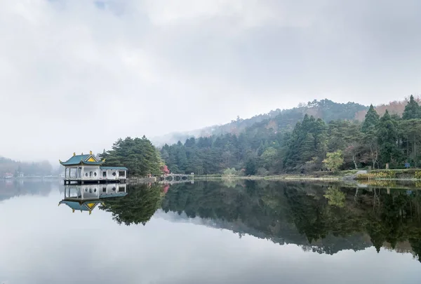 Krajobraz Lushan tradycyjnych pawilonu nad jeziorem — Zdjęcie stockowe