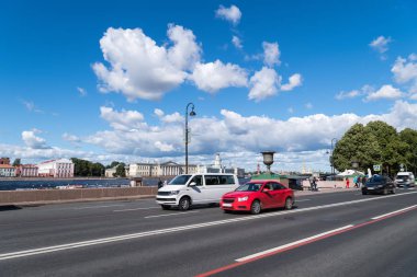 saint petersburg, şehir yol ve neva Nehri güneşli gökyüzü, Rusya karşı cadde görünümü.