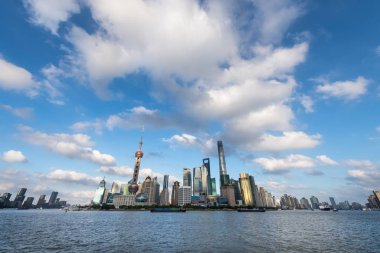 Yaz aylarında güneşli gökyüzü karşı manzarası shanghai, huangpu nehir kenarı göster