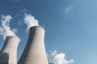 Soğutma Kulesi closeup, santral ve mavi gökyüzü arka plan