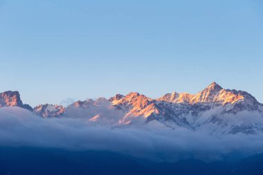 tepe Sunrise tianshan dağların tepesinde altın güneş parlıyor