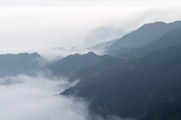 庐山景观的云雾漂流在山谷中 — 图库照片