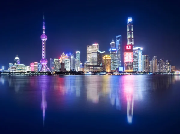 上海天际线在夜间和美丽的反射 — 图库照片