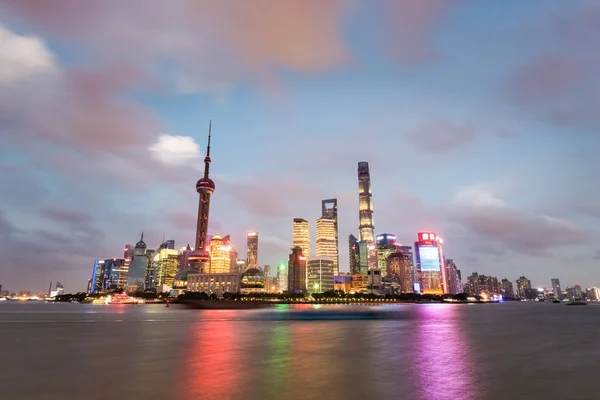 迷人的上海天际线和黄浦江在夜幕降临 — 图库照片
