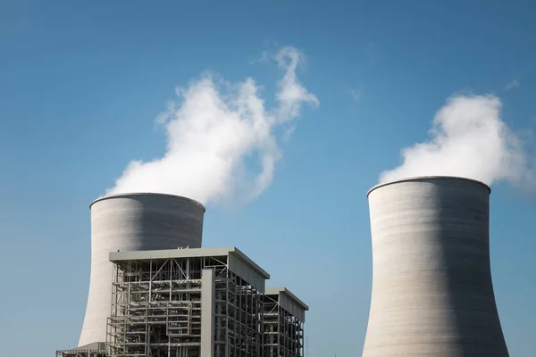 青い空 発電所の背景に対して冷却塔 — ストック写真