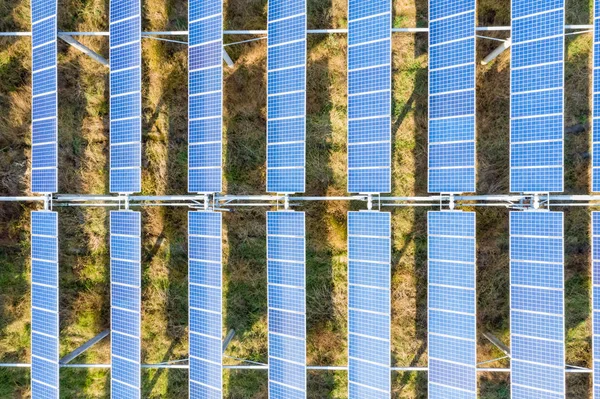 güneş panelleri havadan görünümü fotovoltaik güç istasyonu, temiz enerji arka plan