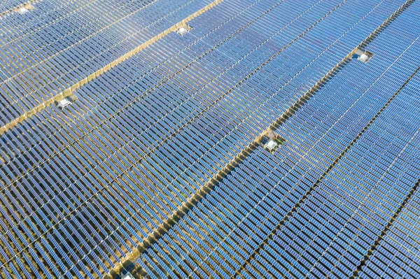 Vista Aérea Usina Fotovoltaica Matrizes Painéis Solares Paisagem Energia Renovável — Fotografia de Stock