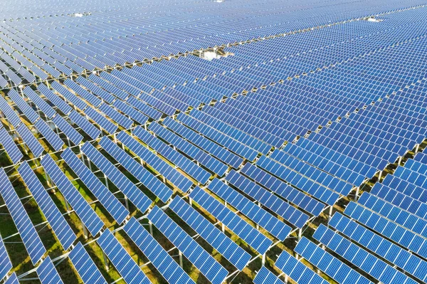 Fotovoltaik Güç Istasyonu Güneş Panelleri Yenilenebilir Enerji Peyzaj Dizileri Havadan — Stok fotoğraf