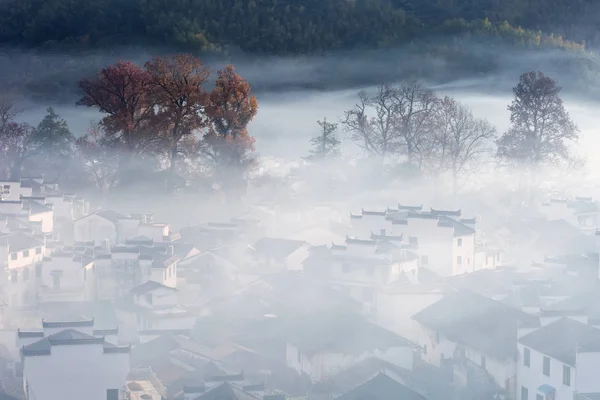 Nebel Und Rauchbedeckte Szenerie Shicheng Dorf Spätherbstliche Landschaft Von Wuyuan — Stockfoto