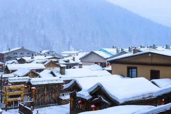 中国黒竜江省牡丹江市ショワン フォン森ファームで雪の村の風景 — ストック写真