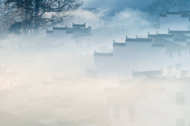 Hui tarzı mimaride sis, güzel Yuan köyde sonbahar, wuyuan İlçesi, jiangxi Eyaleti, Çin