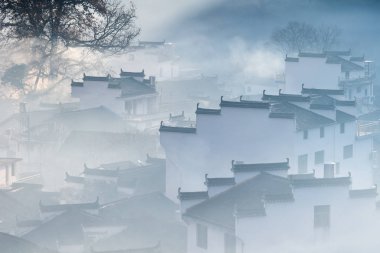 Hui tarzı mimaride sis, güzel Yuan köyde sonbahar, wuyuan İlçesi, jiangxi Eyaleti, Çin