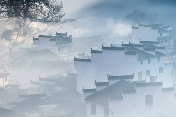 中国江西省武源县秋美丽的石城村雾中的回族风格建筑 — 图库照片