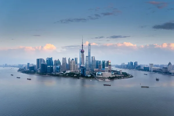 夕暮れ時 中国にスカイラインを上海の空撮 — ストック写真
