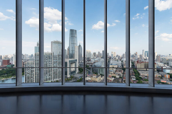 большие окна с современным городским пейзажем на фоне голубого неба
