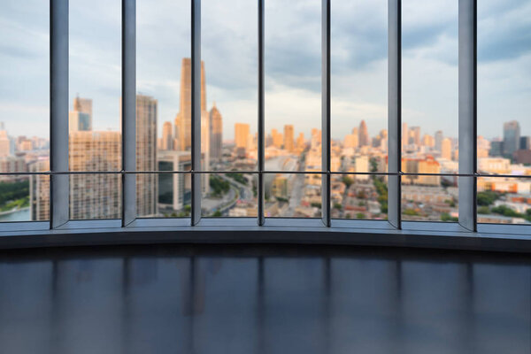 большие окна с абстрактным городским пейзажем в сумерках
