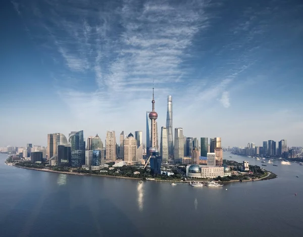 上海天际线的鸟图 陆家嘴金融中心就像一个半岛 — 图库照片